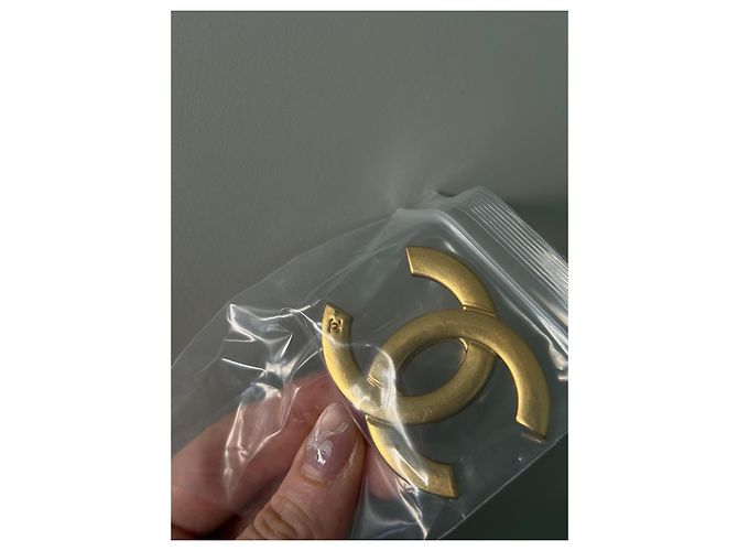 Spilla Chanel Logo CC Dorata D'oro - vista 5
