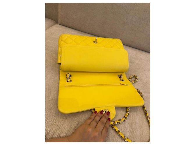 Timeless Chanel Classic Flap Bag medium aus gestepptem Lammleder gelb - Ansicht 10