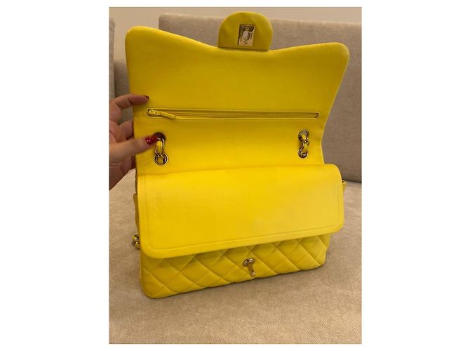 Timeless Chanel Classic Flap Bag medium aus gestepptem Lammleder gelb - Ansicht 12