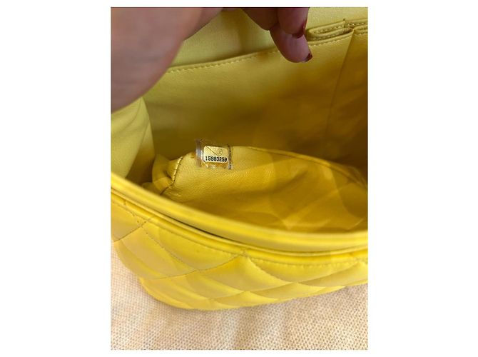 Timeless Chanel Classic Flap Bag medium aus gestepptem Lammleder gelb - Ansicht 13