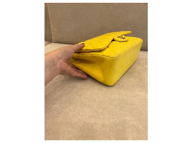 Timeless Chanel Classic Flap Bag medium aus gestepptem Lammleder gelb - Ansicht 3