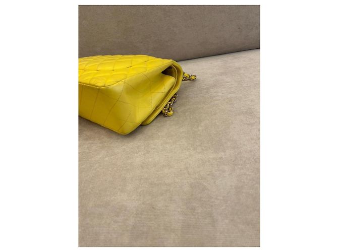 Timeless Chanel Classic Flap Bag medium aus gestepptem Lammleder gelb - Ansicht 4
