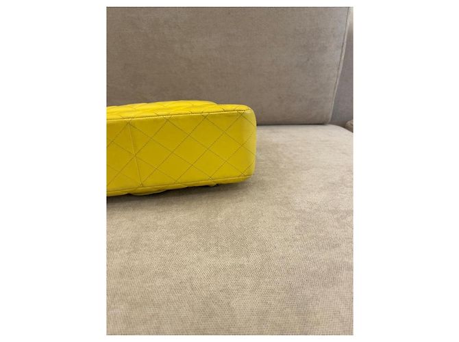 Timeless Chanel Classic Flap Bag medium aus gestepptem Lammleder gelb - Ansicht 6