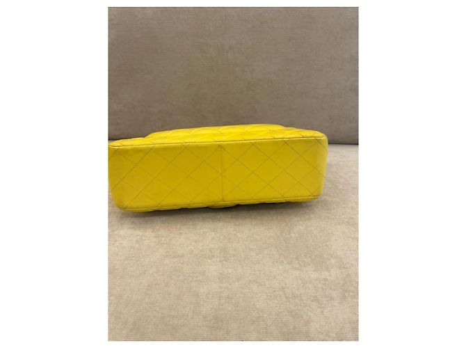 Timeless Chanel Classic Flap Bag medium aus gestepptem Lammleder gelb - Ansicht 7