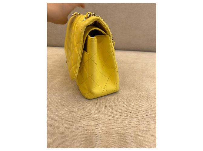 Timeless Chanel Classic Flap Bag medium aus gestepptem Lammleder gelb - Ansicht 8