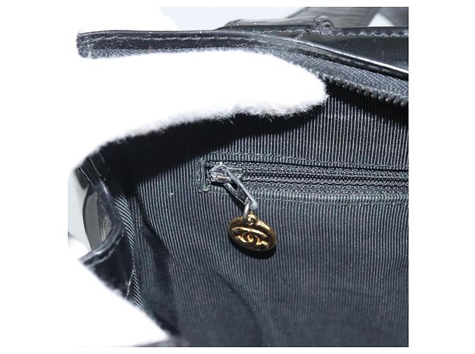 Borsa Tote CHANEL in vernice nera con CC dorato Auth BA14016 Nero D'oro - vista 22