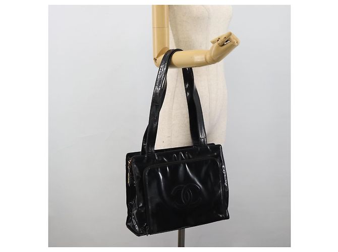 Borsa Tote CHANEL in vernice nera con CC dorato Auth BA14016 Nero D'oro - vista 26