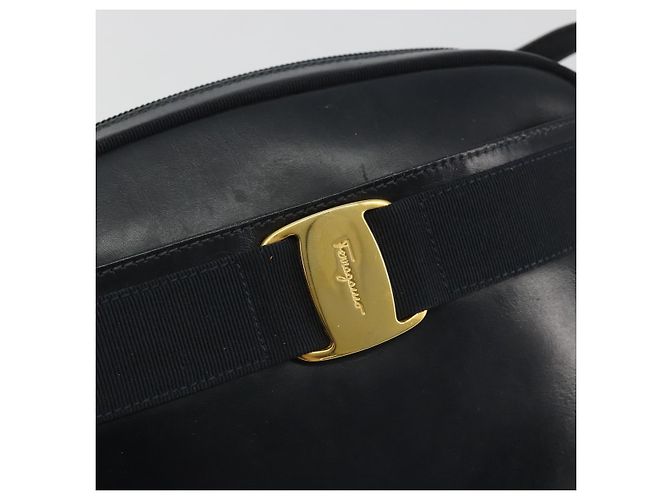 Borsa a Spalla Salvatore Ferragamo Vala in Pelle Nera e Oro Auth BA13929 Nero D'oro - vista 17