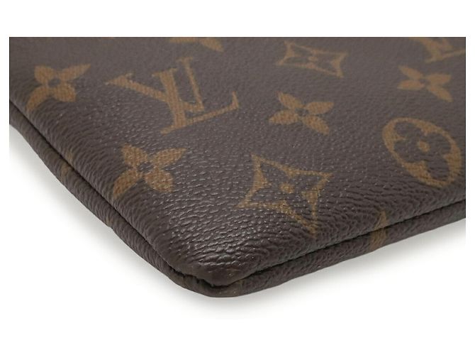 Clutch Louis Vuitton Monogram Daily Beige - vista 4