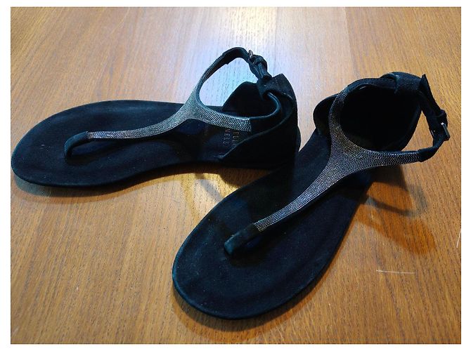 Brunello Cucinelli Sandali piatti in scamosciato nero e strass - vista 2