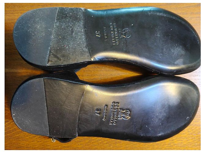 Brunello Cucinelli Sandali piatti in scamosciato nero e strass - vista 5
