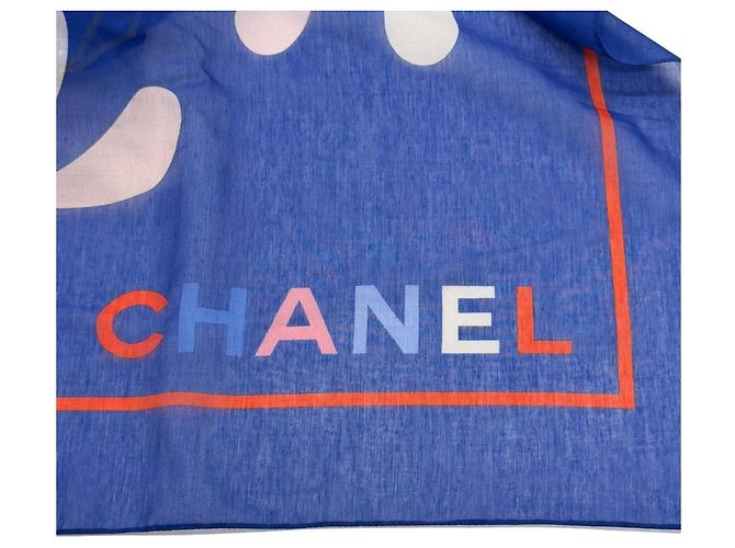 Sciarpa Chanel G19 in misto cotone e seta con motivo floreale blu - vista 6