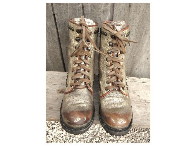 Ash Stivaletti in pelle metallizzata dorata con borchie Marrone D'oro - vista 3