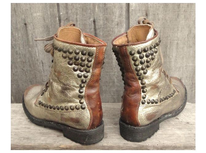 Ash Stivaletti in pelle metallizzata dorata con borchie Marrone D'oro - vista 4