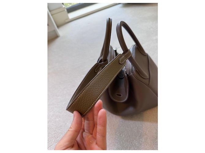 Borsa Hermès Lindy 30 in Pelle Taurillon Clemence Grigio Etoupe - vista 10