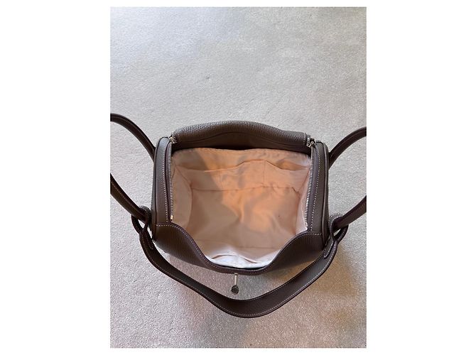 Borsa Hermès Lindy 30 in Pelle Taurillon Clemence Grigio Etoupe - vista 11
