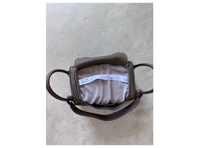 Borsa Hermès Lindy 30 in Pelle Taurillon Clemence Grigio Etoupe - vista 12