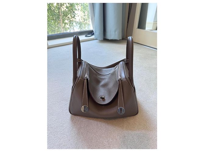 Borsa Hermès Lindy 30 in Pelle Taurillon Clemence Grigio Etoupe - vista 2