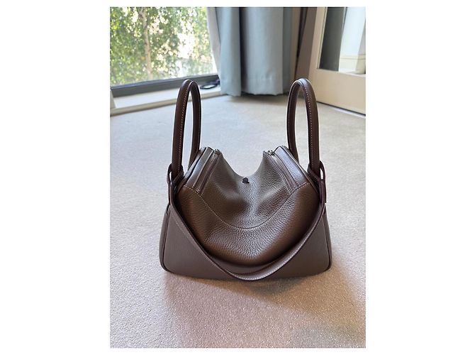 Borsa Hermès Lindy 30 in Pelle Taurillon Clemence Grigio Etoupe - vista 3