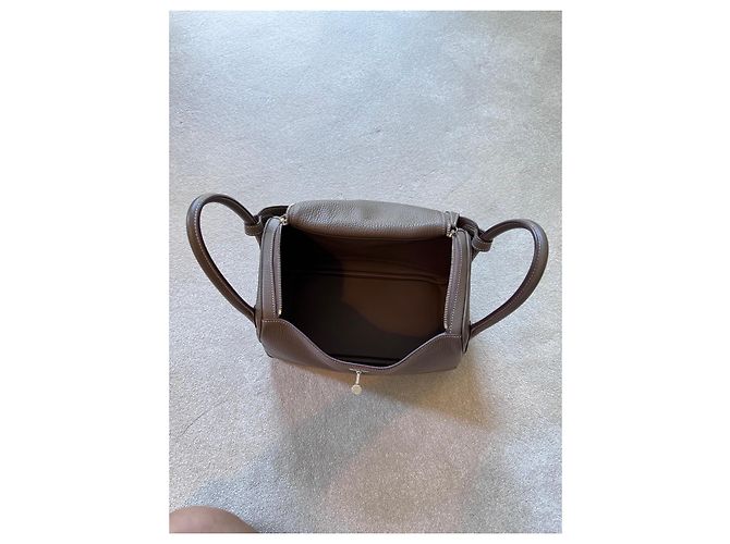 Borsa Hermès Lindy 30 in Pelle Taurillon Clemence Grigio Etoupe - vista 4