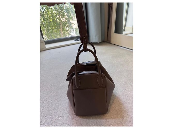 Borsa Hermès Lindy 30 in Pelle Taurillon Clemence Grigio Etoupe - vista 9