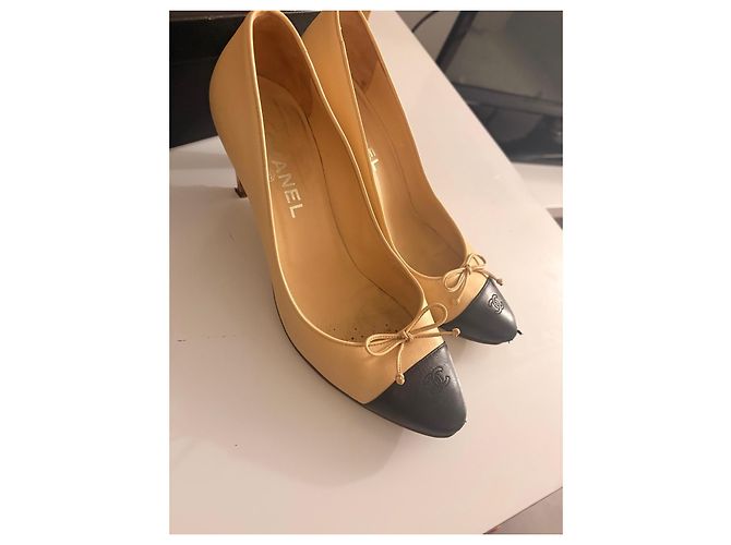 Décolleté bicolore Chanel in pelle beige e nero - vista 12
