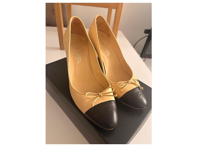 Décolleté bicolore Chanel in pelle beige e nero - vista 13