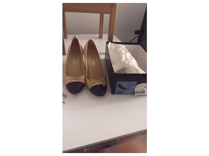 Décolleté bicolore Chanel in pelle beige e nero - vista 18