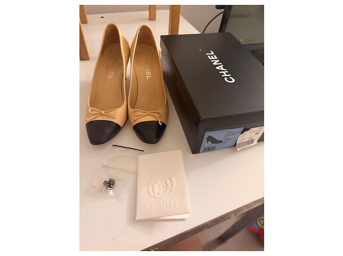 Décolleté bicolore Chanel in pelle beige e nero - vista 19