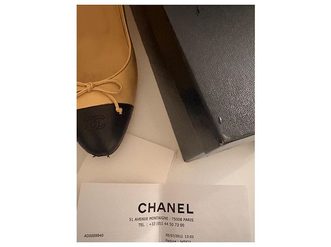 Décolleté bicolore Chanel in pelle beige e nero - vista 20