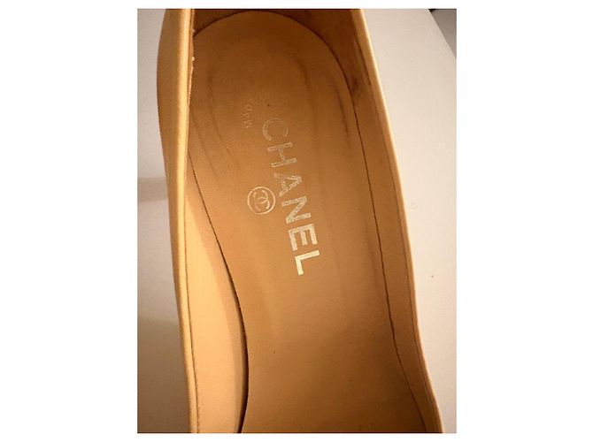 Décolleté bicolore Chanel in pelle beige e nero - vista 3