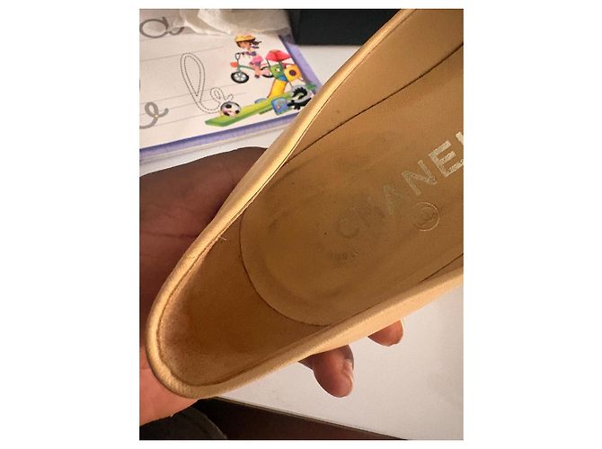 Décolleté bicolore Chanel in pelle beige e nero - vista 5