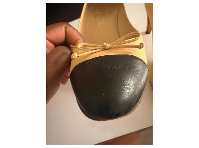 Décolleté bicolore Chanel in pelle beige e nero - vista 6