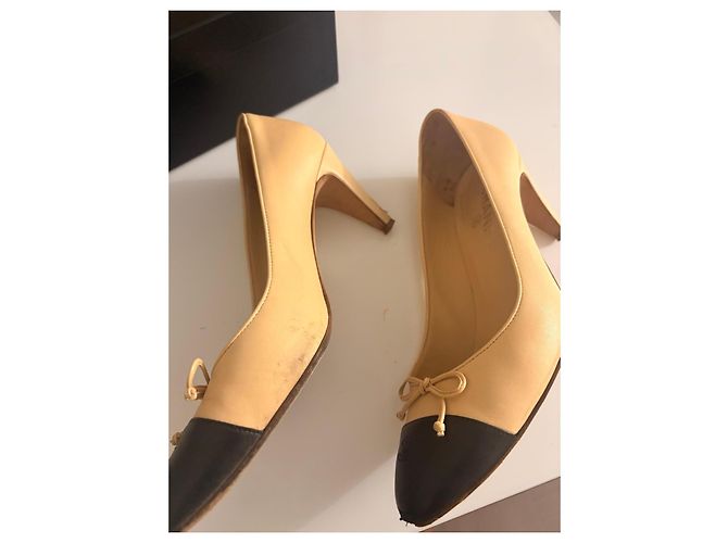Décolleté bicolore Chanel in pelle beige e nero - vista 7