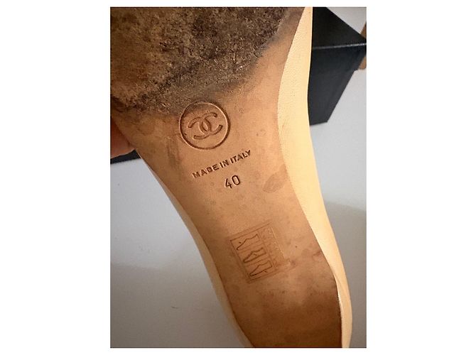 Décolleté bicolore Chanel in pelle beige e nero - vista 9