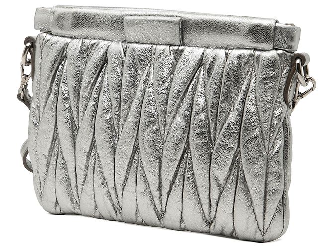 Clutch con struttura in nappa metallizzato matelassé argento Miu Miu con tracolla - vista 2