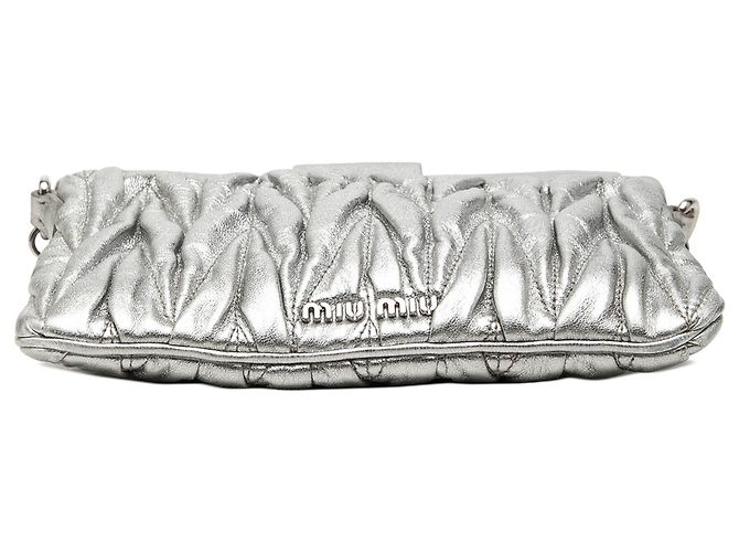 Clutch con struttura in nappa metallizzato matelassé argento Miu Miu con tracolla - vista 3