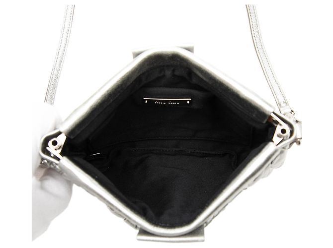Clutch con struttura in nappa metallizzato matelassé argento Miu Miu con tracolla - vista 4