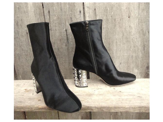 Sebastian Botas de cano curto em cetim preto com saltos adornados com strass e tachas prateadas - vista 2
