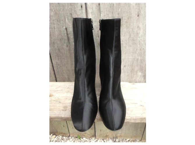 Sebastian Botas de cano curto em cetim preto com saltos adornados com strass e tachas prateadas - vista 3