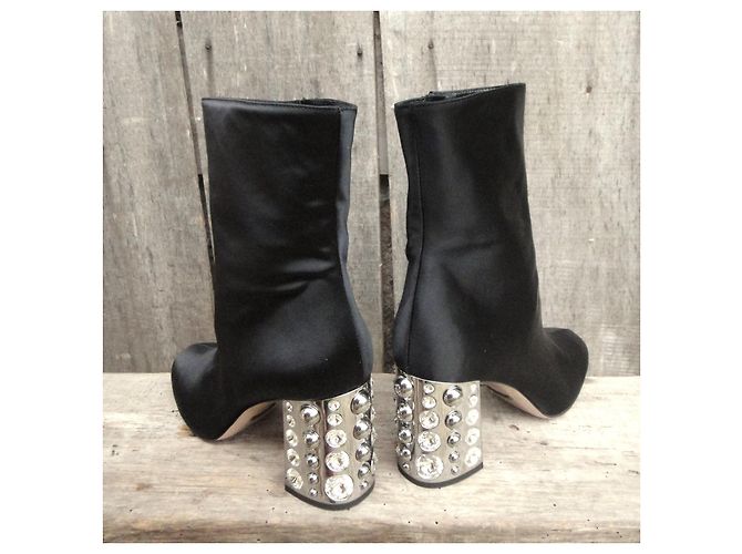 Sebastian Botas de cano curto em cetim preto com saltos adornados com strass e tachas prateadas - vista 4