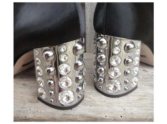 Sebastian Botas de cano curto em cetim preto com saltos adornados com strass e tachas prateadas - vista 5