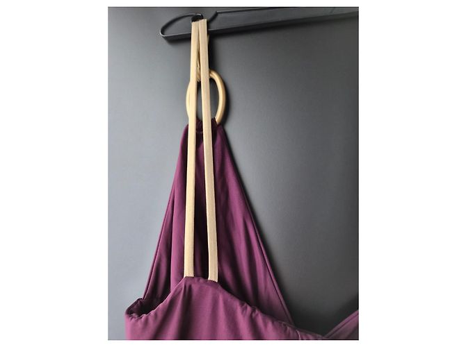 Autre Marque Calarend langes Kleid in Pflaumenfarbe mit Goldringen - Ansicht 5