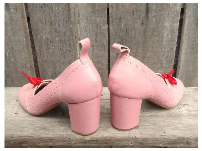 Swedish Hasbeens Décolleté in pelle traforata rosa - vista 4