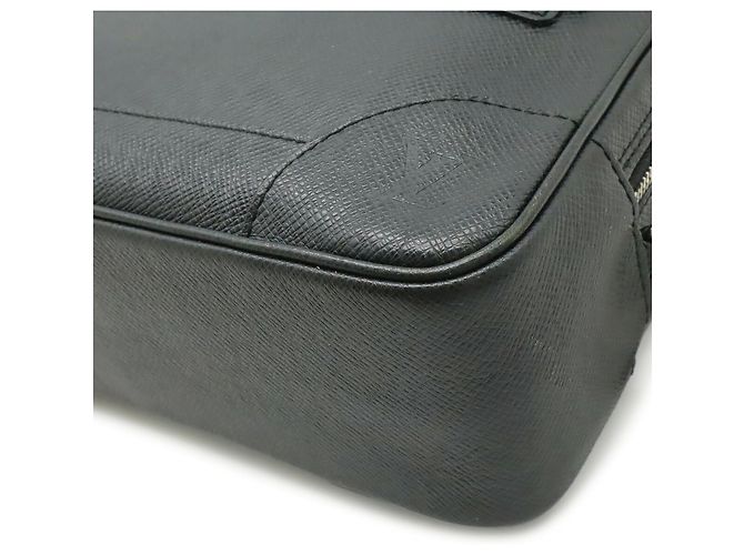Clutch in pelle Taiga Louis Vuitton Nero Grigio - vista 4