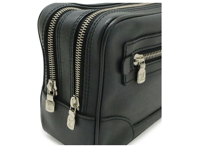 Clutch Louis Vuitton Taiga Nero Grigio - vista 5