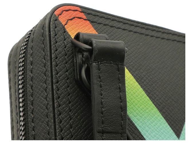 Borsa a tracolla Louis Vuitton Taiga Rainbow Danube Nero Multicolore - vista 7