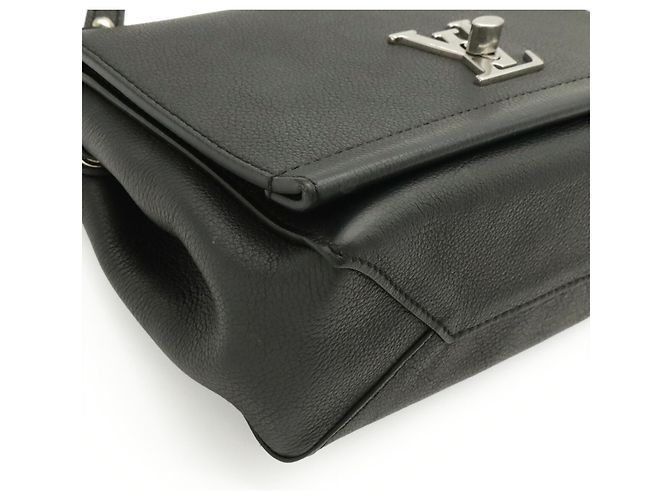 Borsa a tracolla Louis Vuitton Lockme II BB Nero Bianco - vista 4