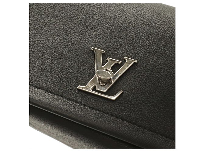 Borsa a tracolla Louis Vuitton Lockme II BB Nero Bianco - vista 5