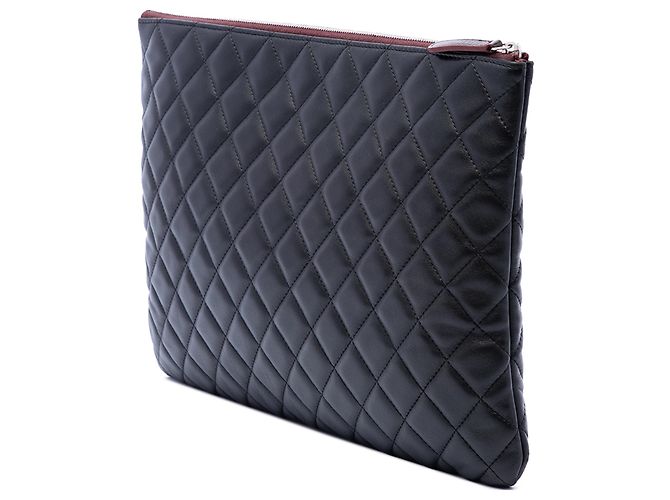 Clutch O Case in agnello trapuntato nero Large di Chanel - vista 2